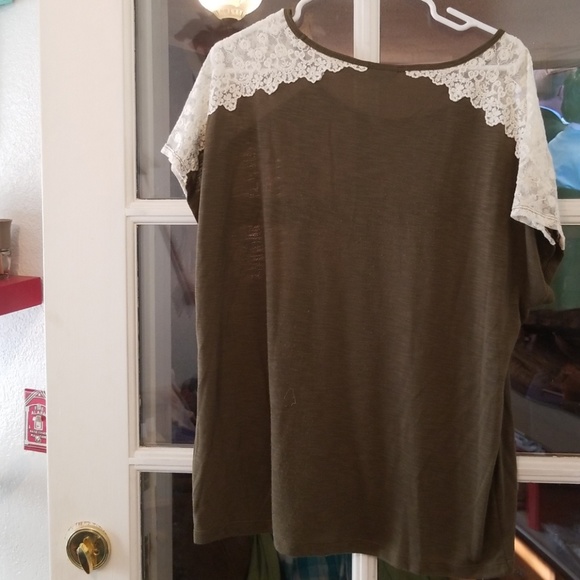 Adorable top - Picture 4 of 4